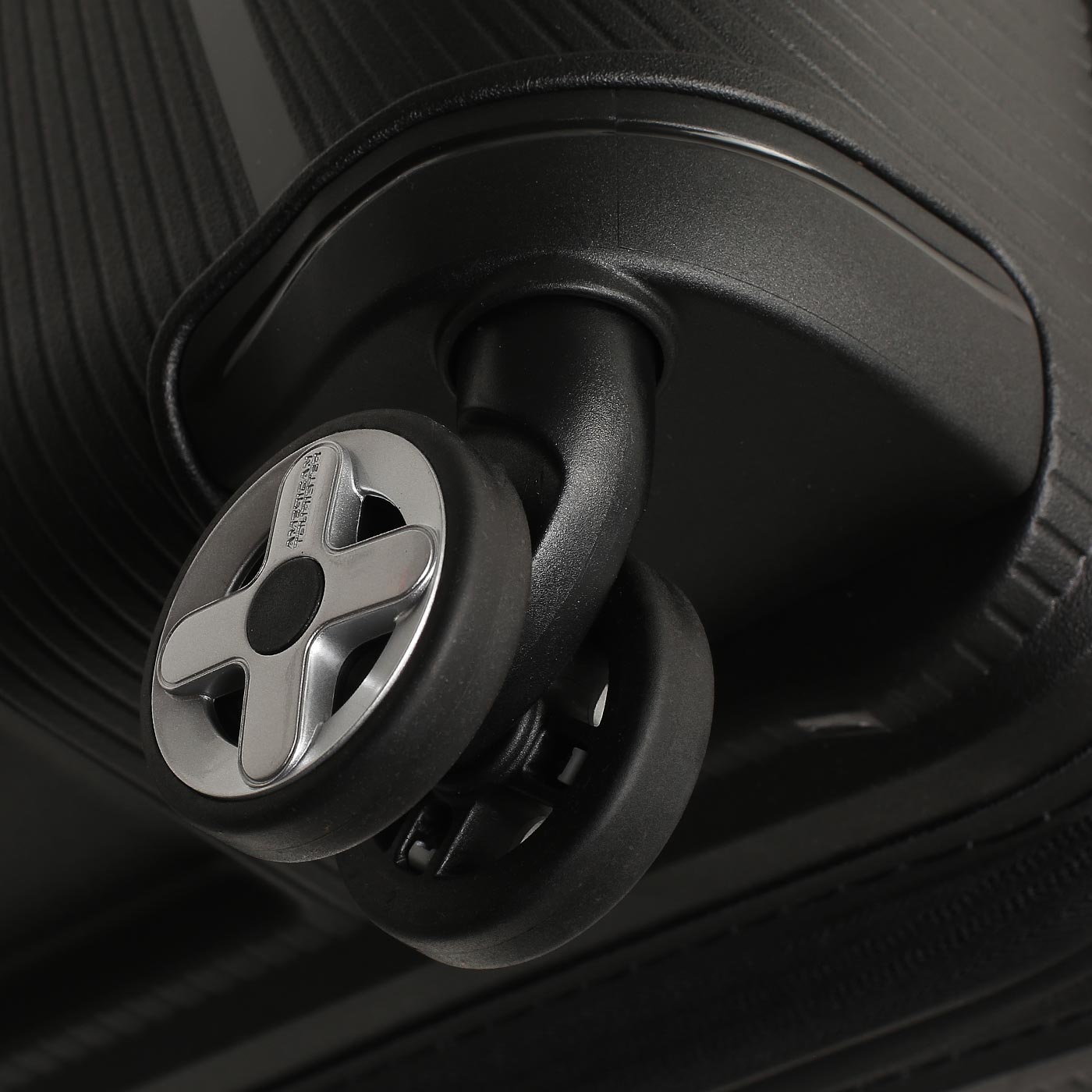 Чемодан средний M из полипропилена American Tourister Starvibe