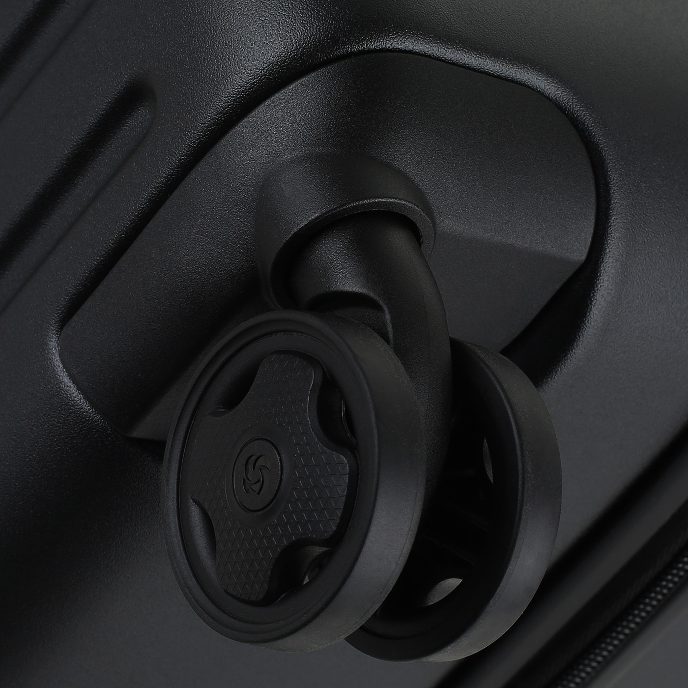 Чемодан средний M из поликарбоната Samsonite Stackd