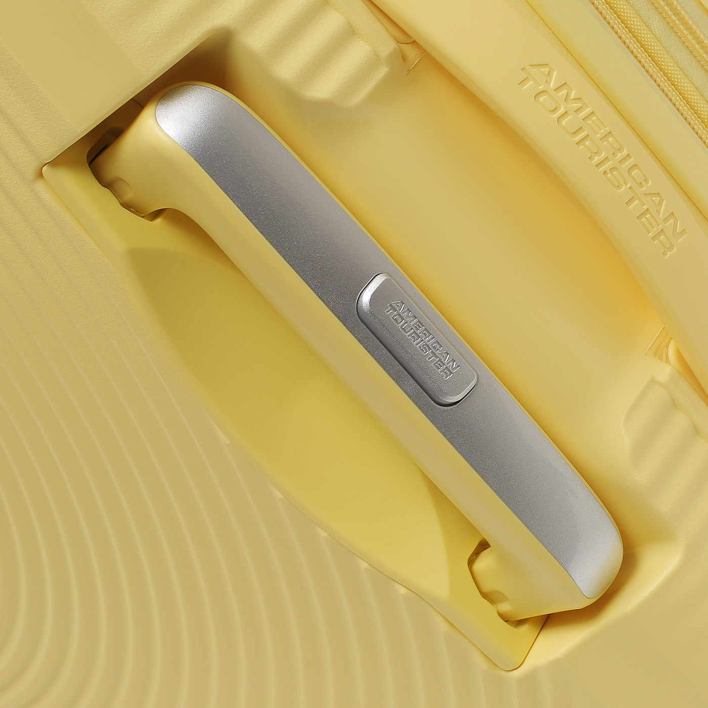 Чемодан большой L из полипропилена American Tourister Soundbox