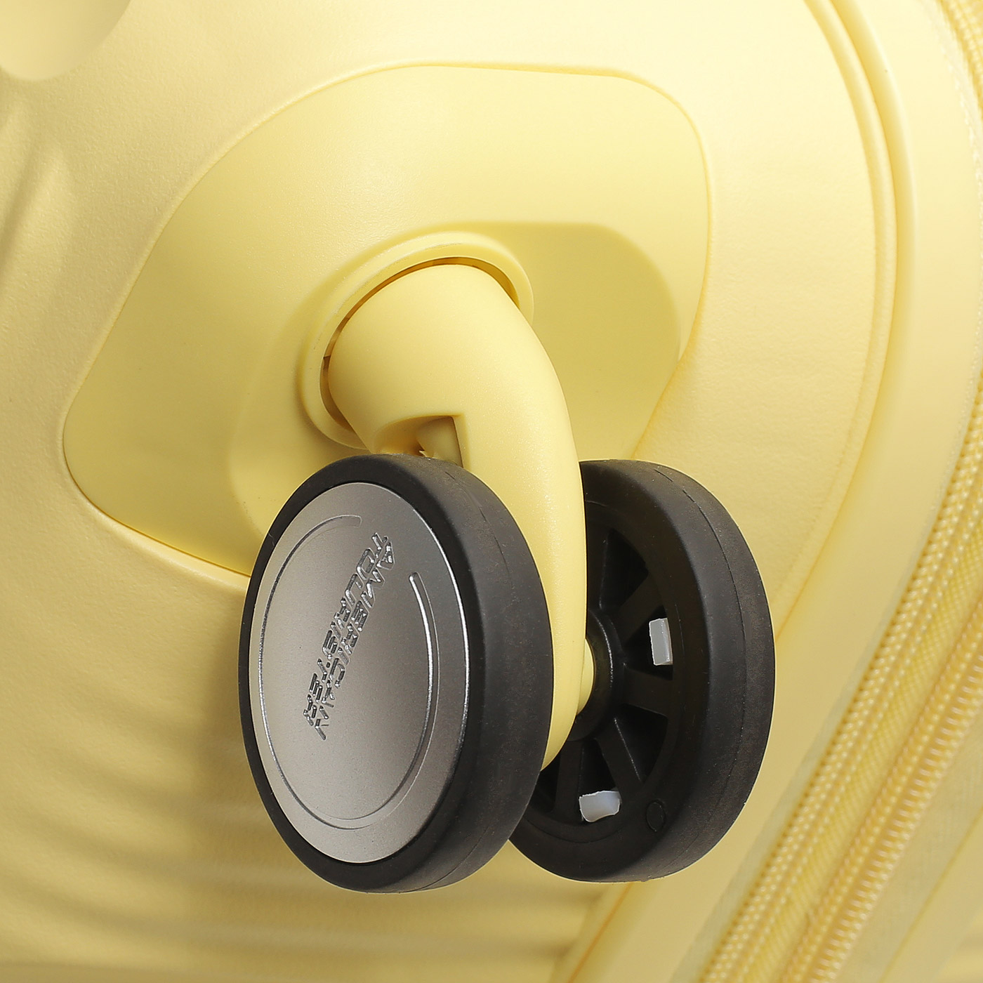 Чемодан большой L из полипропилена American Tourister Soundbox