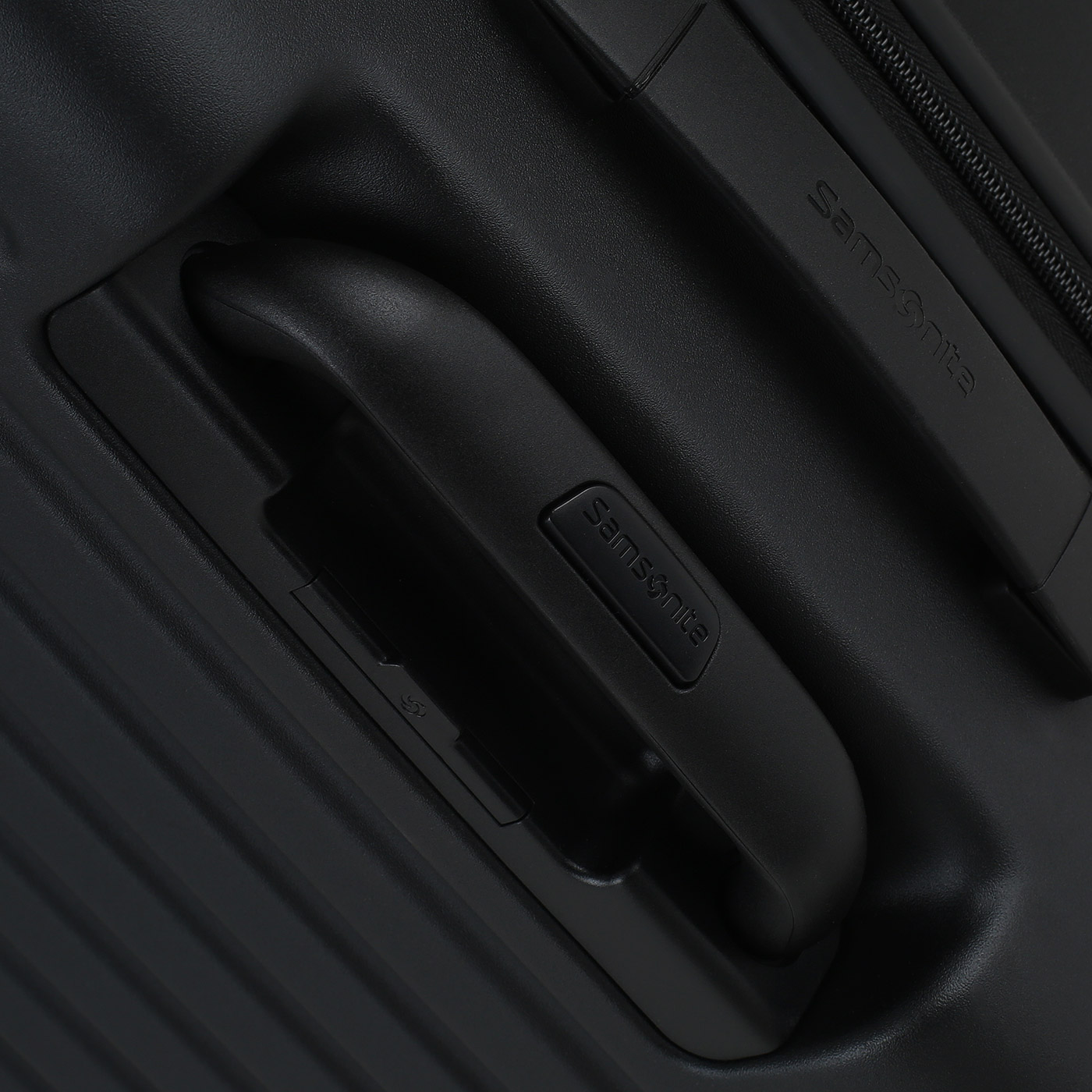 Чемодан средний M из поликарбоната Samsonite Stackd